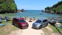 Perjalanan menantang itu akhirnya terpuaskan begitu kita melihat Pantai Ngerenehan. Garis pantainya memang tidak terlalu besar, tapi diapit oleh dua bukit yang cukup tinggi. Air lautnya pun cukup bersih dan menggoda, mengajak pengunjung untuk berenang.