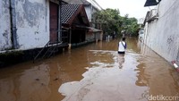 Genangan di komplek perumahan akibat air kali yang meluap sejak dini hari tadi. Tampak di dalam komplek banjir menggenangi hingga se-pinggang orang dewasa.