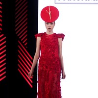 Yogie mengangkat tema Scarlet dengan nuansa merah menyala di Fashion Nation 2017. Atrium Senayan City. Jakarta. [Foto: Mohammad Abduh/Wolipop]