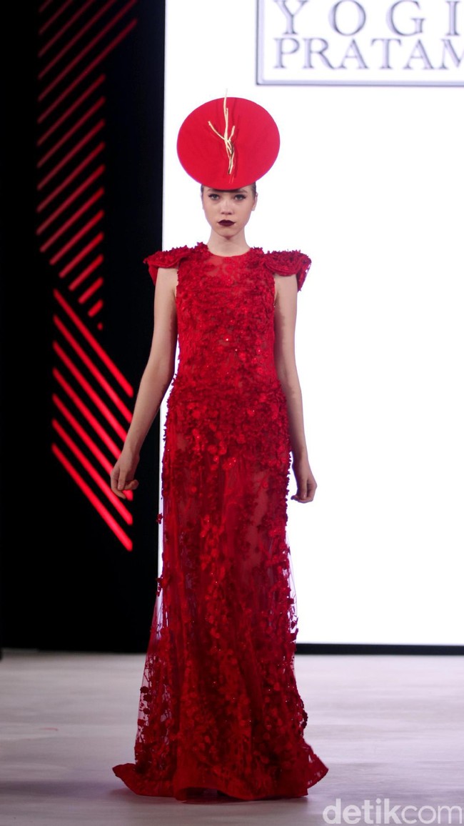 Yogie mengangkat tema Scarlet dengan nuansa merah menyala di Fashion Nation 2017. Atrium Senayan City. Jakarta. [Foto: Mohammad Abduh/Wolipop]