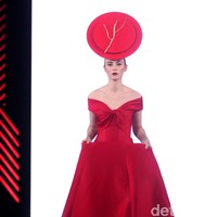 Yogie mengangkat tema Scarlet dengan nuansa merah menyala di Fashion Nation 2017. Atrium Senayan City. Jakarta. [Foto: Mohammad Abduh/Wolipop]