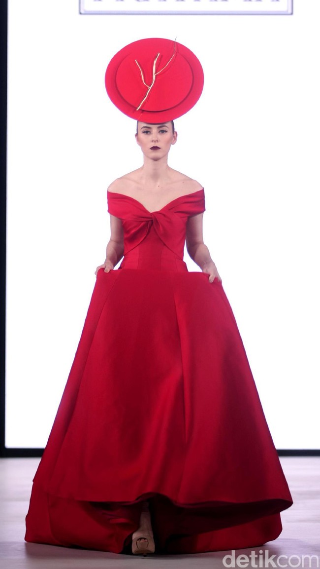Yogie mengangkat tema Scarlet dengan nuansa merah menyala di Fashion Nation 2017. Atrium Senayan City. Jakarta. [Foto: Mohammad Abduh/Wolipop]