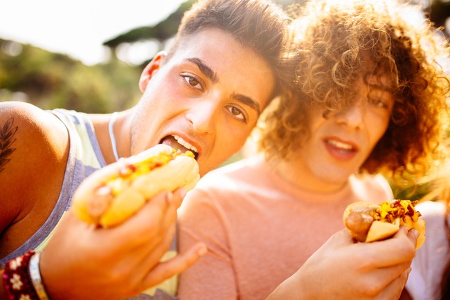 Tak Asal Gigit, Ini Tata Cara Makan Hot Dog yang Benar