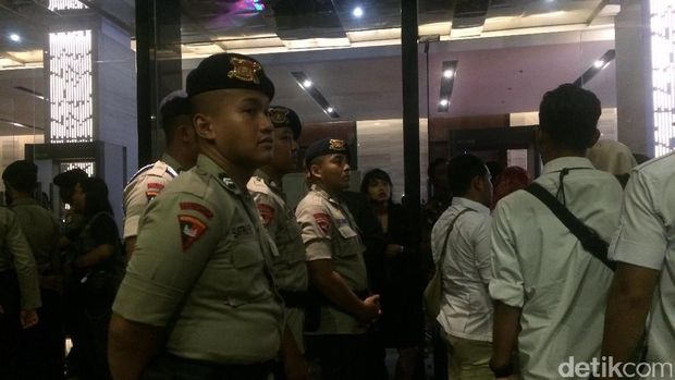 Pendukung Ahok dan Anies datang ke lokasi debat / 