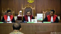 Amran terbukti melanggar pasal 12 huruf a UU tindak pidana korupsi. Beberapa hal yang memberatkan misalnya tidak mendukung program pemberantasan korupsi dan tidak menyatakan keterbukaannya dalam pemeriksaan.