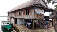 Masyarakat Desa Derawa juga masih mempertahankan kearifan lokal berupa rumah panggung. Bentuk rumah panggung ini dipertahankan secara turun temurun dari nenek moyang mereka (Mukhlis/detikTravel)