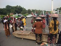 Pukul Lesung di Depan Istana, Petani Kendeng Harap Hasil KLHS Jujur