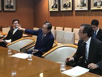 Sekjen Partai Liberal Demokrat, Toshihiro Nikkai (Tengah)