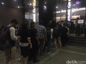 Debat Final, Pendukung Ahok dan Anies Mulai Datangi Bidakara