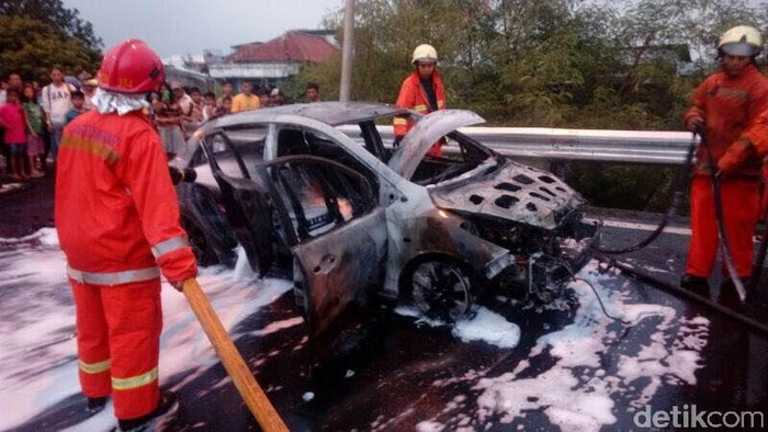 Mobil Terbakar di Exit Tol UKI, TMII Arah Cawang Macet