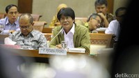 Direktur Utama PT Pertamina Elia Massa Manik, bersama sejumlah petinggi Pertamina, mengikuti Rapat Dengar Pendapat (RDP) dengan Komisi VI DPR, di Gedung Nusantara I, Kompleks Parlemen, Jakarta, Rabu (12/4).