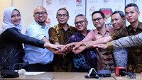 Tampak Arief Budiman bersama 6 komisioner KPU dan Sekjen KPU Arif Rahman Hakim. (kiri-kanan) Evi Novida Ginting Manik, Ilham Saputra, Hasyim Asy’ari, Arief Budiman, Viryan, Pramoni Ubaid Tanthowi, Wahyu Setiawan, dan Sekjen KPU Arif Rahman Hakim.