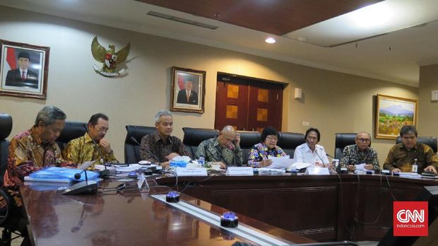 Rapat soal semen Kendeng yang diantaranya dihadiri oleh Kepala KSP Teten Masduki, Menteri LHK Siti Nurbaya, dan Gubernur Jawa Tengah Ganjar Pranowo, di Jakarta, 2017.