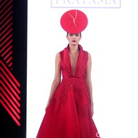 Yogie mengangkat tema Scarlet dengan nuansa merah menyala di Fashion Nation 2017. Atrium Senayan City. Jakarta. [Foto: Mohammad Abduh/Wolipop]