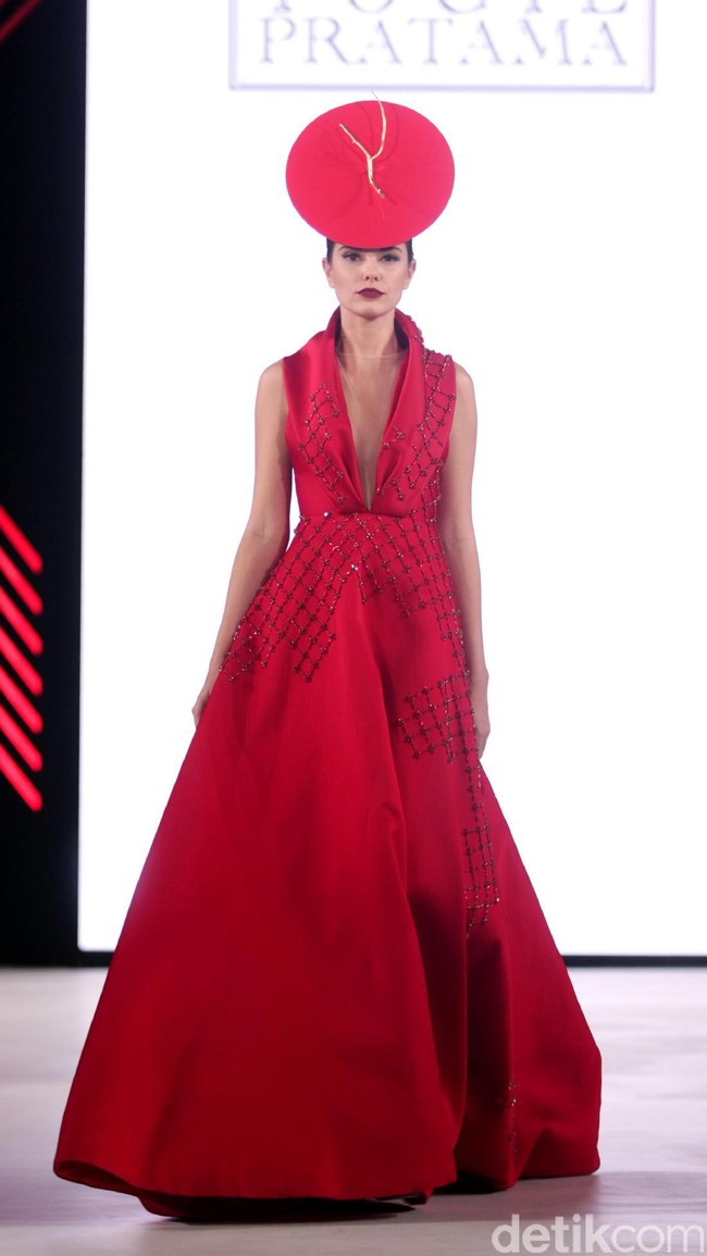 Yogie mengangkat tema Scarlet dengan nuansa merah menyala di Fashion Nation 2017. Atrium Senayan City. Jakarta. [Foto: Mohammad Abduh/Wolipop]