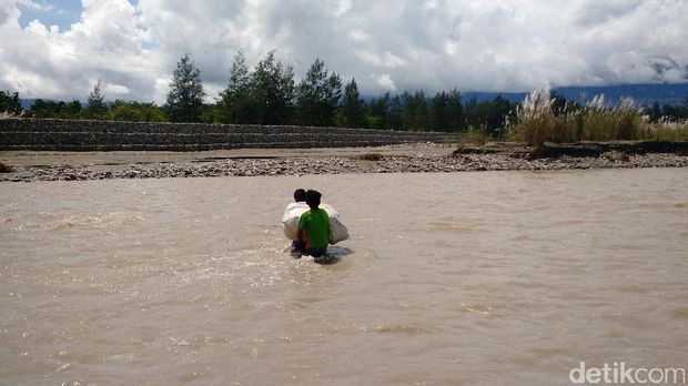  Cerita Bocah-bocah Kuli Panggul Pelintas Batas Negara