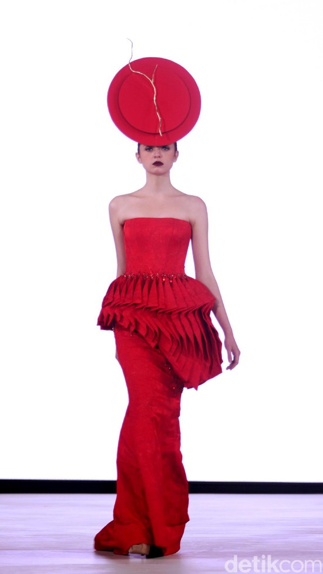 Yogie mengangkat tema Scarlet dengan nuansa merah menyala di Fashion Nation 2017. Atrium Senayan City. Jakarta. [Foto: Mohammad Abduh/Wolipop]