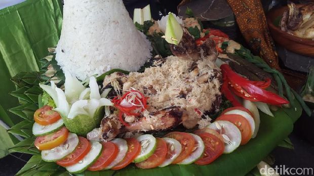 Festival Banyuwangi Kuliner bertema pecel pitik