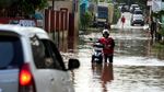 Aksi Nekat Pengendara Menerobos Banjir