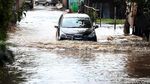 Aksi Nekat Pengendara Menerobos Banjir