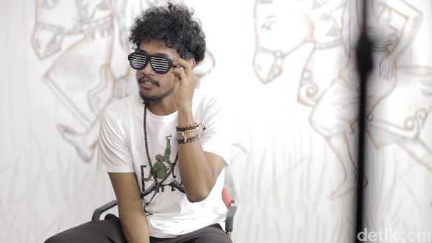 Teddy Adhitya Mengasong CD di Jalur Independen