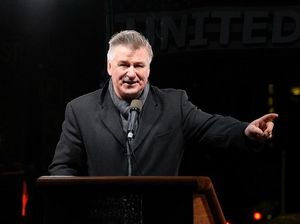 Tak Sengaja Tembak Mati Kru saat Syuting Film, Aktor Alec Baldwin Menangis