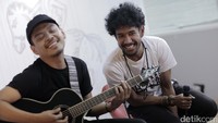 Teddy pun pernah mencoba berada di balik drum set, namun ternyata takdir menuntunnya untuk menjadi solois.