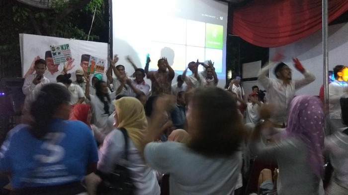 Debat Usai, Pendukung Anies-Sandi Berjoget di Posko Pemenangan