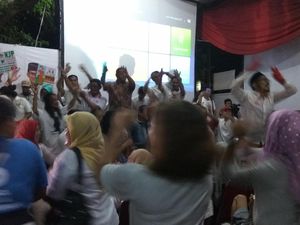 Debat Usai, Pendukung Anies-Sandi Berjoget di Posko Pemenangan