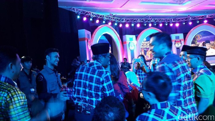 Cipika-cipiki Djarot dan Sang Istri di Sela Debat