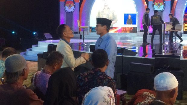 Jeda Segmen, Sandiaga Peluk Erat Nelayan yang Hadir di Debat