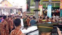 Senangnya Jokowi dan Iriana Jalan-jalan di Teras Cihampelas Bandung
