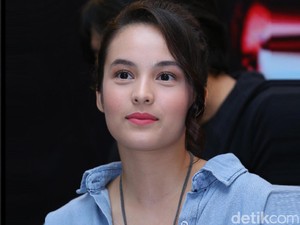 Chelsea Islan Raih Penghargaan Innovative Young Leader 2017