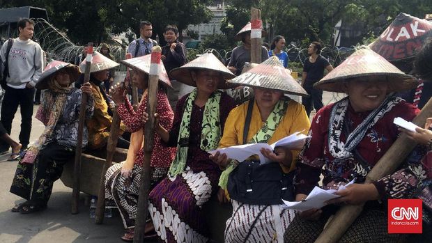 Sembilan orang kartini Kendeng melakukan aksi pukul lesung memprotes pembangunan pabrik semen Kendeng, di depan Istana Kepresidenan, 2017.