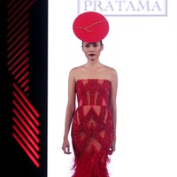 Yogie mengangkat tema Scarlet dengan nuansa merah menyala di Fashion Nation 2017. Atrium Senayan City. Jakarta. [Foto: Mohammad Abduh/Wolipop]