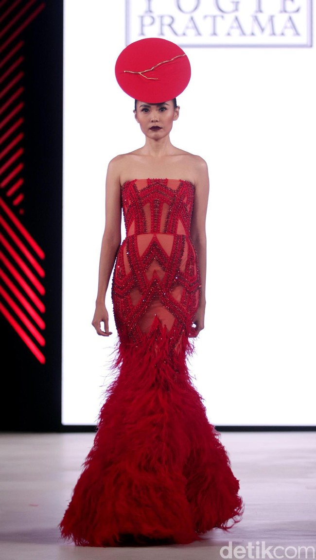 Yogie mengangkat tema Scarlet dengan nuansa merah menyala di Fashion Nation 2017. Atrium Senayan City. Jakarta. [Foto: Mohammad Abduh/Wolipop]