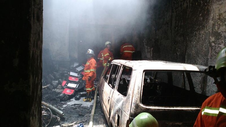 Api Ludeskan Toko  Sepatu dan  2 Kendaraan di Bandung 