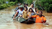 Tim SAR mengevakuasi warga menggunakan perahu.