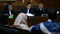 Jaksa penuntut umum memberikan pertanyaan kepada Wawan.