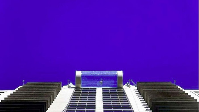 Ngeri! Kolam Renang Transparan di Ketinggian 152 Meter