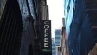 Setelah selesai berfoto, para traveler dapat menikmati kopi hangat yang ada di kafe sekitar Hosier Lane. Kedai kopi di sini menyediakan WiFi gratis yang dapat digunakan untuk meng-upload foto-foto yang telah diambil (istimewa/Kautsar Rayzaman Wiharto)