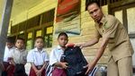 Siswa SD di Bengkayang Terima Perlengkapan Sekolah dari Jokowi