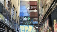 Terletak di Melbourne CBD (Central Business District), Hosier Lane merupakan gang atau lorong yang dihiasi oleh banyak mural keren. Asyik untuk spot foto! (istimewa/Kautsar Rayzaman Wiharto)