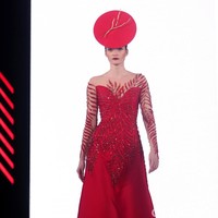 Yogie mengangkat tema Scarlet dengan nuansa merah menyala di Fashion Nation 2017. Atrium Senayan City. Jakarta. [Foto: Mohammad Abduh/Wolipop]