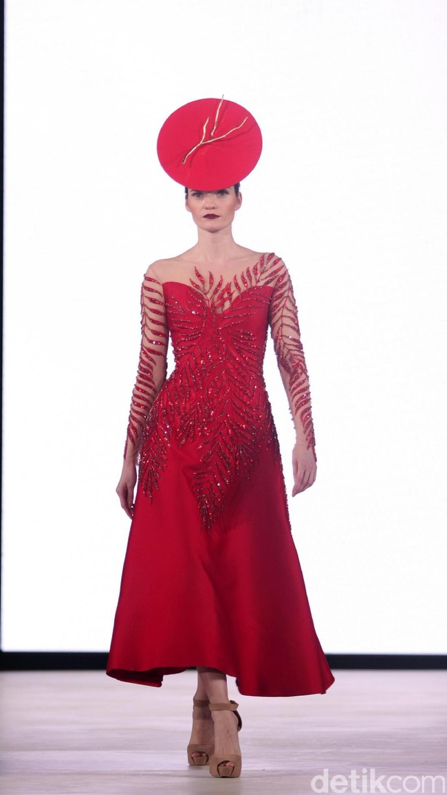 Yogie mengangkat tema Scarlet dengan nuansa merah menyala di Fashion Nation 2017. Atrium Senayan City. Jakarta. [Foto: Mohammad Abduh/Wolipop]