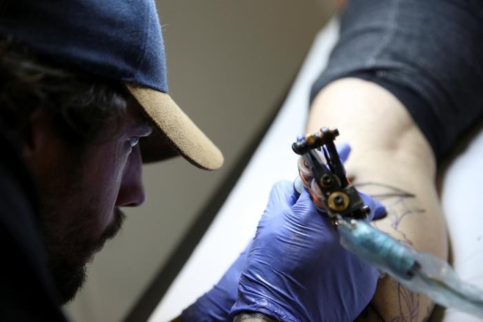 Seniman di Spanyol Buatkan Tato Puting Bagi Penyintas Kanker Payudara