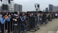 Antrian para penonton yang menanti grup pelantun Everglow itu.