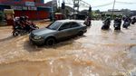 Kebanjiran, Akses Jalan Jati Mekar Bekasi Terganggu