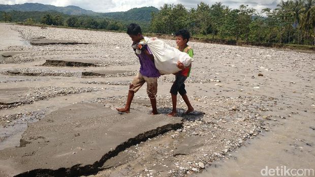  Cerita Bocah-bocah Kuli Panggul Pelintas Batas Negara