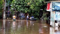 Meski banjir menggenangi komplek perumahan tersebut tak menyurutkan niat warga untuk tetap beraktifitas.